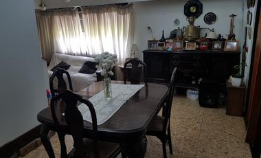 Chalet sobre gran lote en Adrogué.