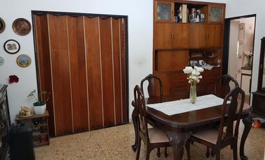 Chalet sobre gran lote en Adrogué.