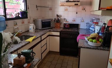 Chalet sobre gran lote en Adrogué.