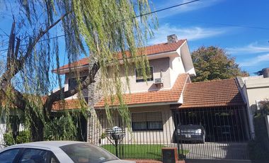 Chalet sobre gran lote en Adrogué.