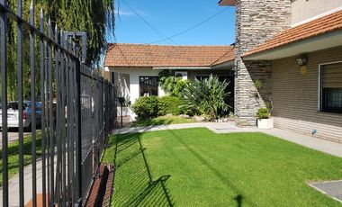Chalet sobre gran lote en Adrogué.