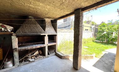 Casa de cuatro ambientes en venta, en Béccar.