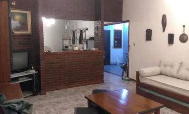 Casa en venta - 4 dormitorios 3 baños - 690mts2 - Mar De Ajo