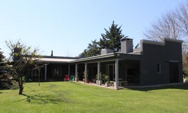 Casa en venta - 3 Dormitorios 3 Baños - 300 mts2 - Baradero