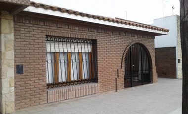 Casa en venta - 3 dormitorios 3 baños - 100mts2 - Necochea