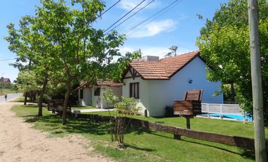 Casa en venta - 4 dormitorios 2 baños - 110mts2 - Ostende