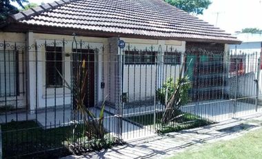 Casa en venta - 3 dormitorios 2 baños - 100mts2 - Mar Del Plata