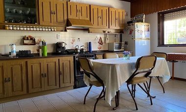 Casa en venta - 2 dormitorios 2 baños - 223mts2  - Bernal Oeste