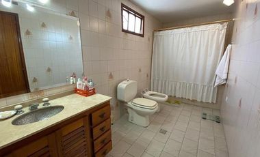Casa en venta - 2 dormitorios 2 baños - 223mts2  - Bernal Oeste