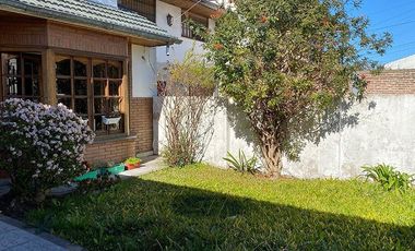 Casa en venta - 2 dormitorios 2 baños - 223mts2  - Bernal Oeste