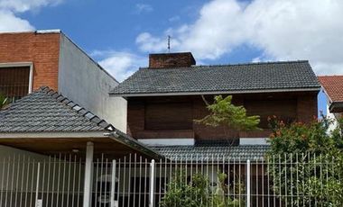 Casa en venta - 2 dormitorios 2 baños - 223mts2  - Bernal Oeste