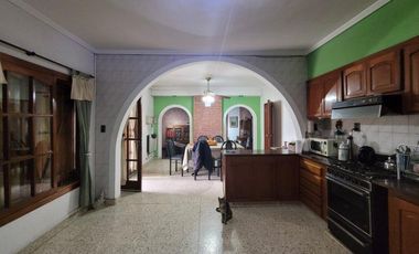 Casa en venta - 3 Dormitorios 2 Baños - Cochera - 270Mts2 - Alejandro Korn