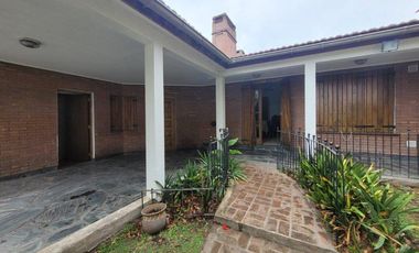 Casa en venta - 3 Dormitorios 2 Baños - Cochera - 270Mts2 - Alejandro Korn