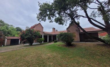 Casa en venta - 3 Dormitorios 2 Baños - Cochera - 270Mts2 - Alejandro Korn