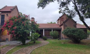 Casa en venta - 3 Dormitorios 2 Baños - Cochera - 270Mts2 - Alejandro Korn