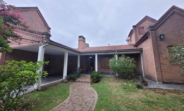 Casa en venta - 3 Dormitorios 2 Baños - Cochera - 270Mts2 - Alejandro Korn