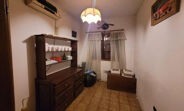 Casa en venta - 3 Dormitorios 2 Baños - Cochera - 270Mts2 - Alejandro Korn