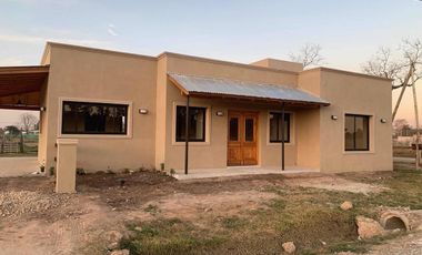 Casa en venta - 2 dormitorios 2 baños - 80mts2  - General Las Heras