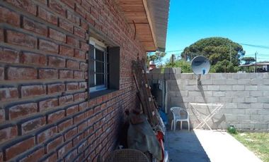 Casa en venta - 2 Dormitorios 1 Baño - 330Mts2 - Miramar