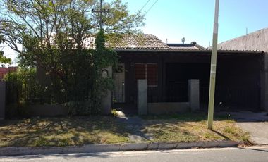Casa en venta - 2 dormitorios 1 baño - 170mts2 - Magdalena