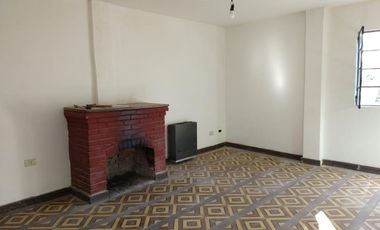 Hermosa Casa-Quinta de 1 Dormitorio en Moreno Lado Norte! Sobre calle Güemes entre Venezuela y Guatemala - Amplio Parque!