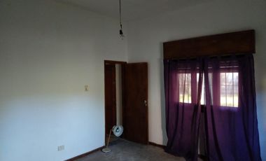 Hermosa Casa-Quinta de 1 Dormitorio en Moreno Lado Norte! Sobre calle Güemes entre Venezuela y Guatemala - Amplio Parque!