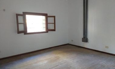 Hermosa Casa-Quinta de 1 Dormitorio en Moreno Lado Norte! Sobre calle Güemes entre Venezuela y Guatemala - Amplio Parque!