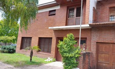 Casa en venta - 4 dormitorios 3 baños - galeria con parrilla - 200mts2 - Mar Del Plata