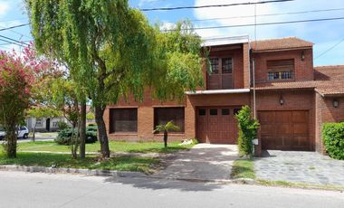Casa en venta - 4 dormitorios 3 baños - galeria con parrilla - 200mts2 - Mar Del Plata