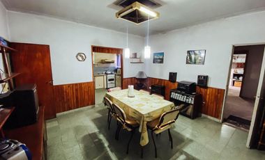 Casa en venta - 3 dormitorios 1 baño - cochera - 145 mts2 - Manuel B Gonnet