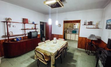 Casa en venta - 3 dormitorios 1 baño - cochera - 145 mts2 - Manuel B Gonnet