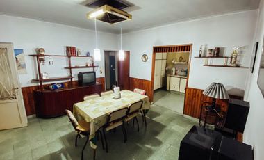 Casa en venta - 3 dormitorios 1 baño - cochera - 145 mts2 - Manuel B Gonnet