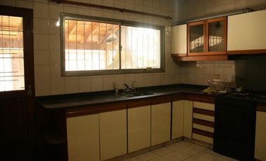 Casa en venta - 3 dormitorios 2 baños - patio parrilla  - 150 mts2 - Martin Coronado