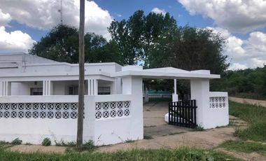 Casa en venta - 2 dormitorios 2 baños - 240mts2 - Carmen De Areco