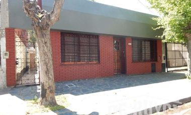 Casa en venta - 4 dormitorios 3 baños - quincho con parrilla -160mts2- Quilmes