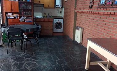 Casa en venta - 4 dormitorios 3 baños - quincho con parrilla -160mts2- Quilmes