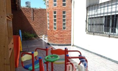 Casa en venta - 4 dormitorios 3 baños - quincho con parrilla -160mts2- Quilmes