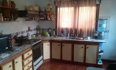 Casa en venta - 2 dormitorios 2 baños - local - patio - 300mts2- Tortuguitas