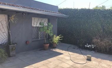 Casa en venta - 3 dormitorios 1 baño - patio y pileta - 450mts2 - Ezpeleta Este