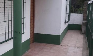 Casa en venta - 5 dormitorios 2 baños - patio departamento - 300mts2 - Merlo