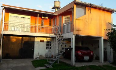 Casa en venta - 5 dormitorios 2 baños - patio departamento - 300mts2 - Merlo