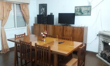 Casa en venta - 5 dormitorios 2 baños - patio departamento - 300mts2 - Merlo