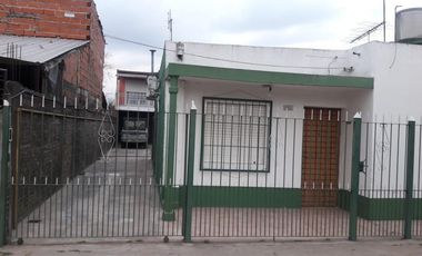 Casa en venta - 5 dormitorios 2 baños - patio departamento - 300mts2 - Merlo