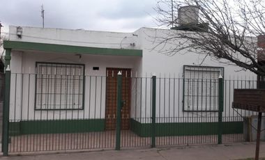 Casa en venta - 5 dormitorios 2 baños - patio departamento - 300mts2 - Merlo