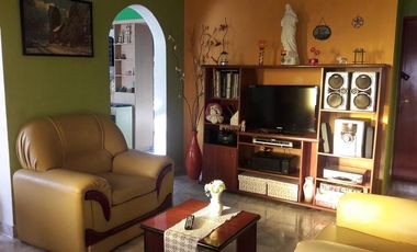 Casa en venta - 5 dormitorios 2 baños - patio departamento - 300mts2 - Merlo