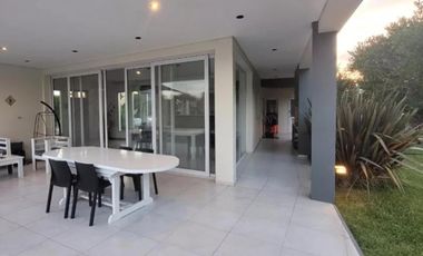 Casa en venta - 5 Dormitorios 4 Baños - 1.550Mts2 - Pinamar