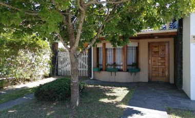 Casa en alquiler temporario - 2 Dormitorios 2 Baños - Mar de Ajó