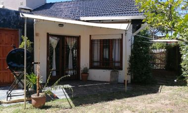 Casa en alquiler temporario - 2 Dormitorios 2 Baños - Mar de Ajó