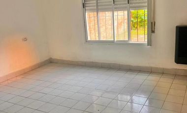 Casa en venta - 2 Dormitorios 1 Baño - 138mts2 - Chivilcoy
