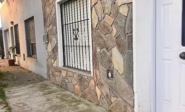 Casa en venta - 2 Dormitorios 1 Baño - 138mts2 - Chivilcoy